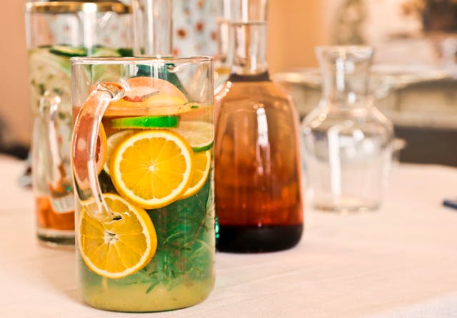 Acque aromatizzate, l’angolo del buffet più richiesto in estate