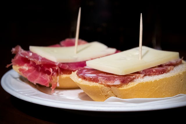 Colazione in hotel: l’inganno del vassoio pieno